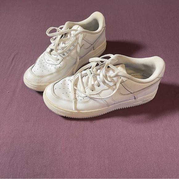 NIKE The Nike Air Force 1 Low LE in Triple White Shoe Sneaker- Size Youth 3 (3Y) - Picture 1 of 8